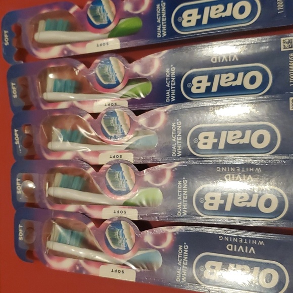 5* Oral-B 3D White Vivid Whitening Manual Toothbrushes - Soft Bristles - Picture 4 of 4